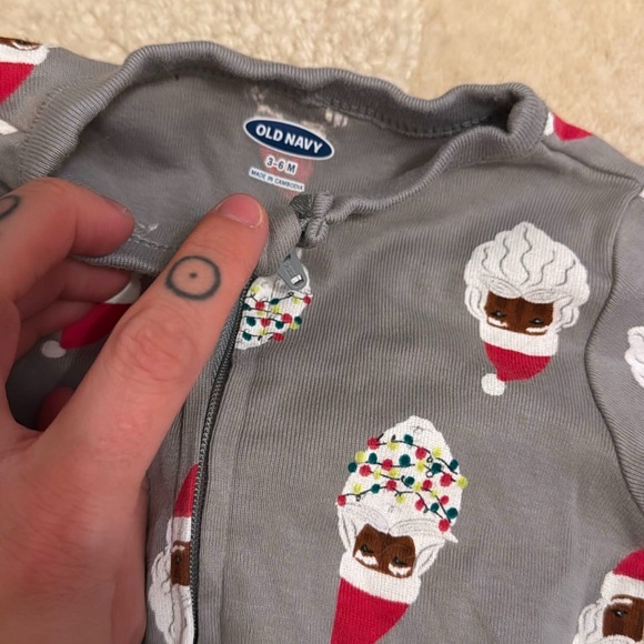 Grey old navy Santa all over print Christmas sleeper baby boy or girl pajamas - Picture 2 of 2